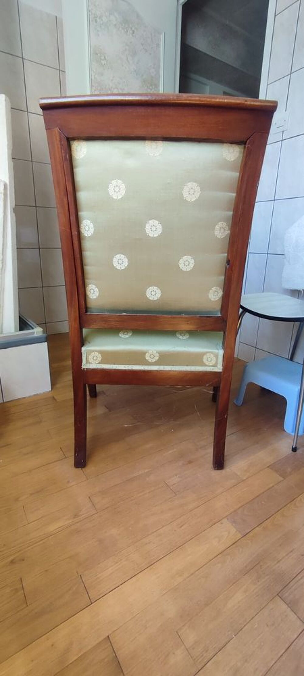 Paire de fauteuils anciens en bois ? tissu vert &agrave; motifs Meubles