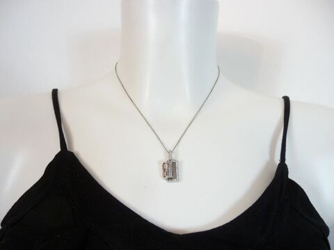 Collier en Métal Argenté avec son Pendentif à Strass- Neuf 15 Paris 15 (75)