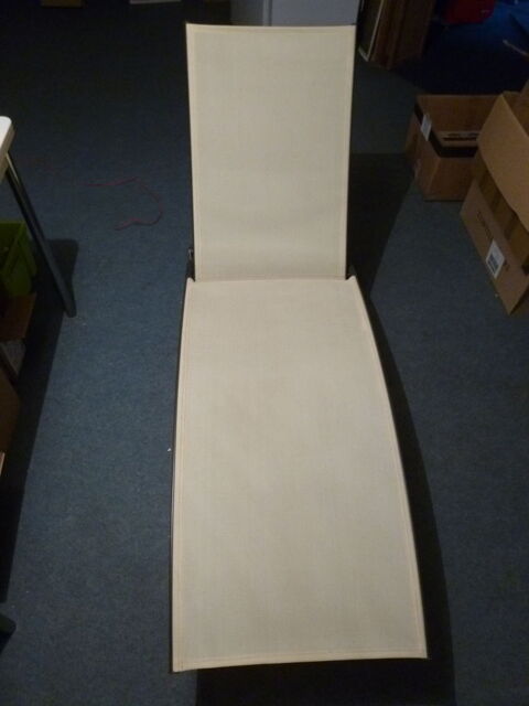 BELLE CHAISE LONGUE TRANSAT BEIGE EN METAL . 20 Urbs (68)