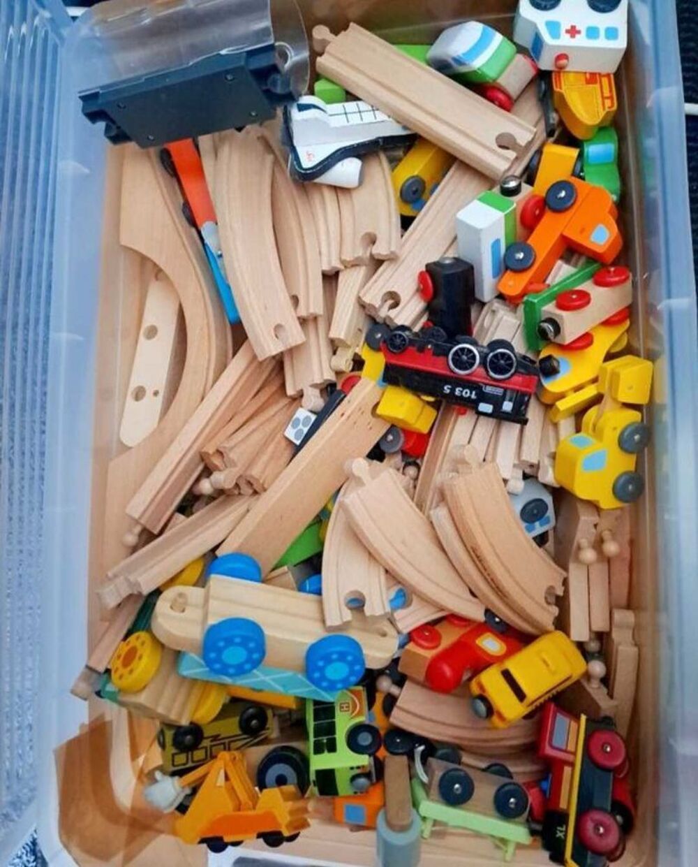 Un ensemble de routes et de trains en bois Jeux / jouets