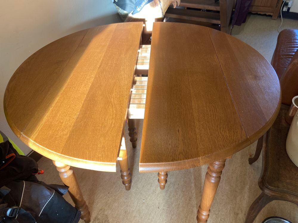 table chene massif avec 6 rallonges 
comme neuve 4.50 Meubles