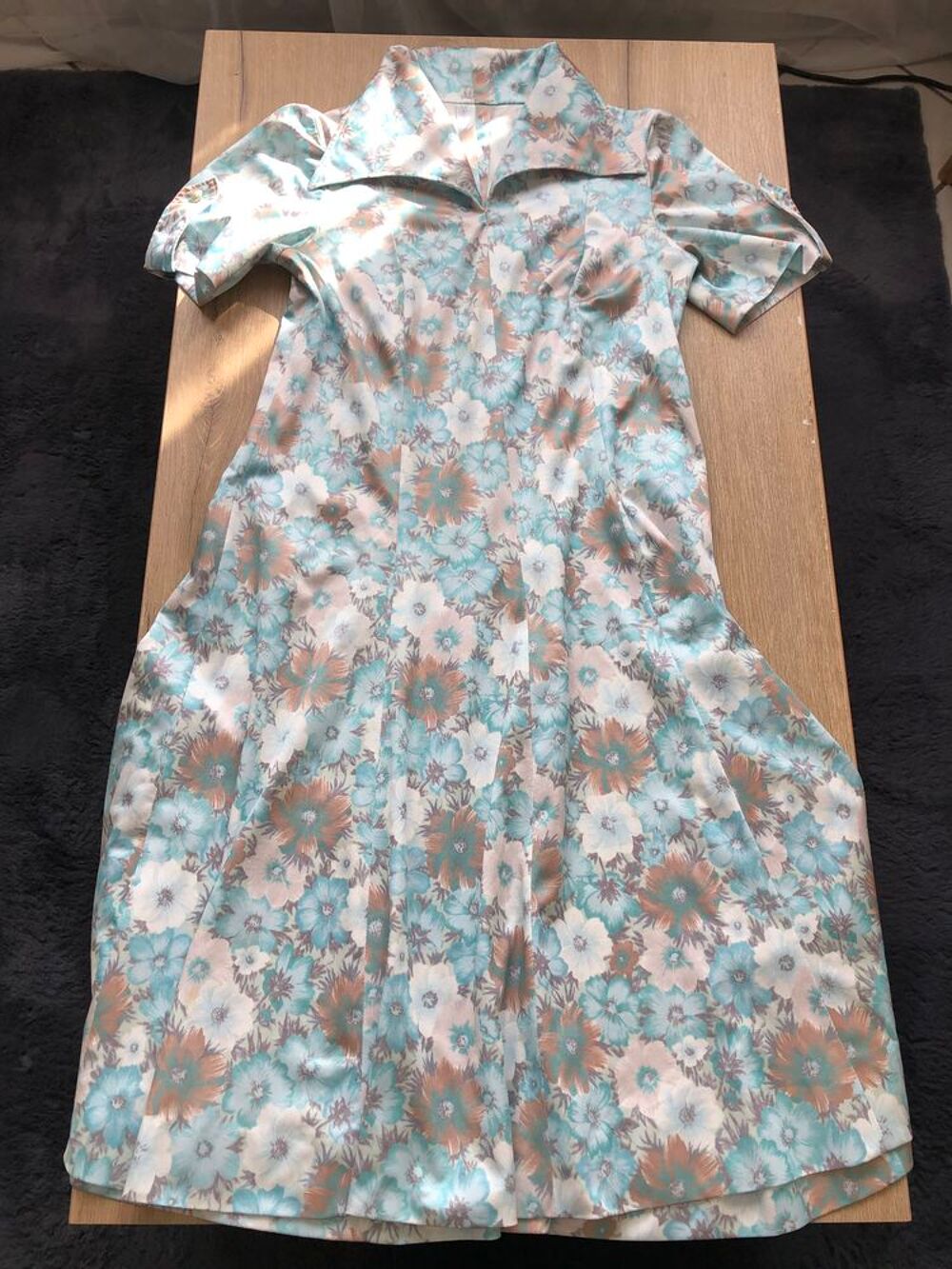 Robe vintage style ann&eacute;e 70 col pelle &agrave; tarte Vtements
