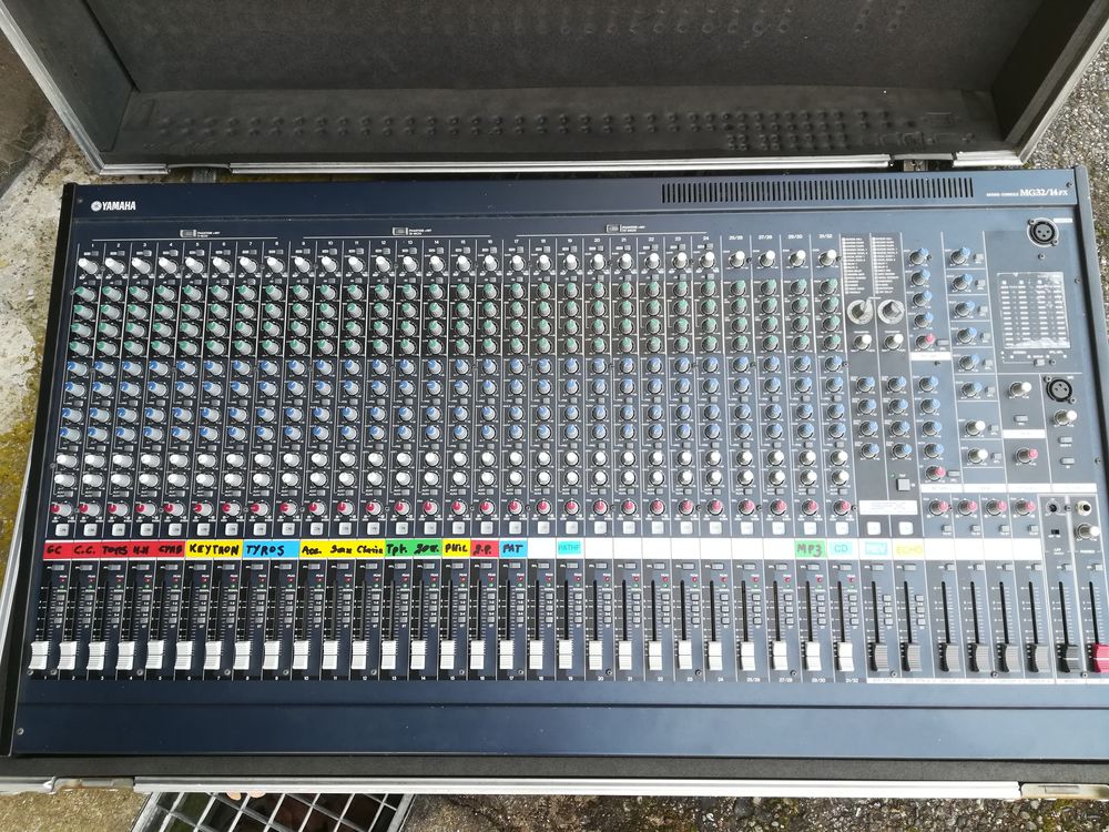 YAMAHA MG32/14FX Table de mixage avec Flight-case Instruments de musique