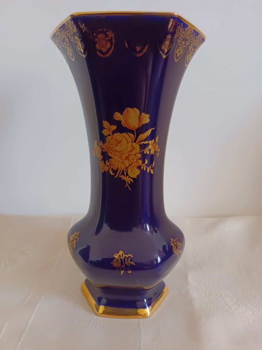 Vase en porcelaine de Limoges Bleu de Four Incrustation Or Dcoration