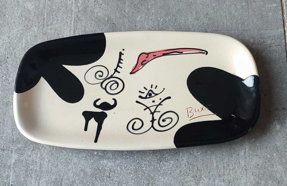 Plat allong&eacute; sign&eacute; Thomas Bux&oacute; atelier Atzana c&eacute;ramique moderniste 