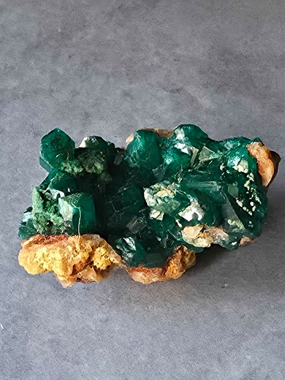 Dioptase Cristallis&eacute;e sur Matrice-Splendide Vert Emeraude du Katanga (10g) 