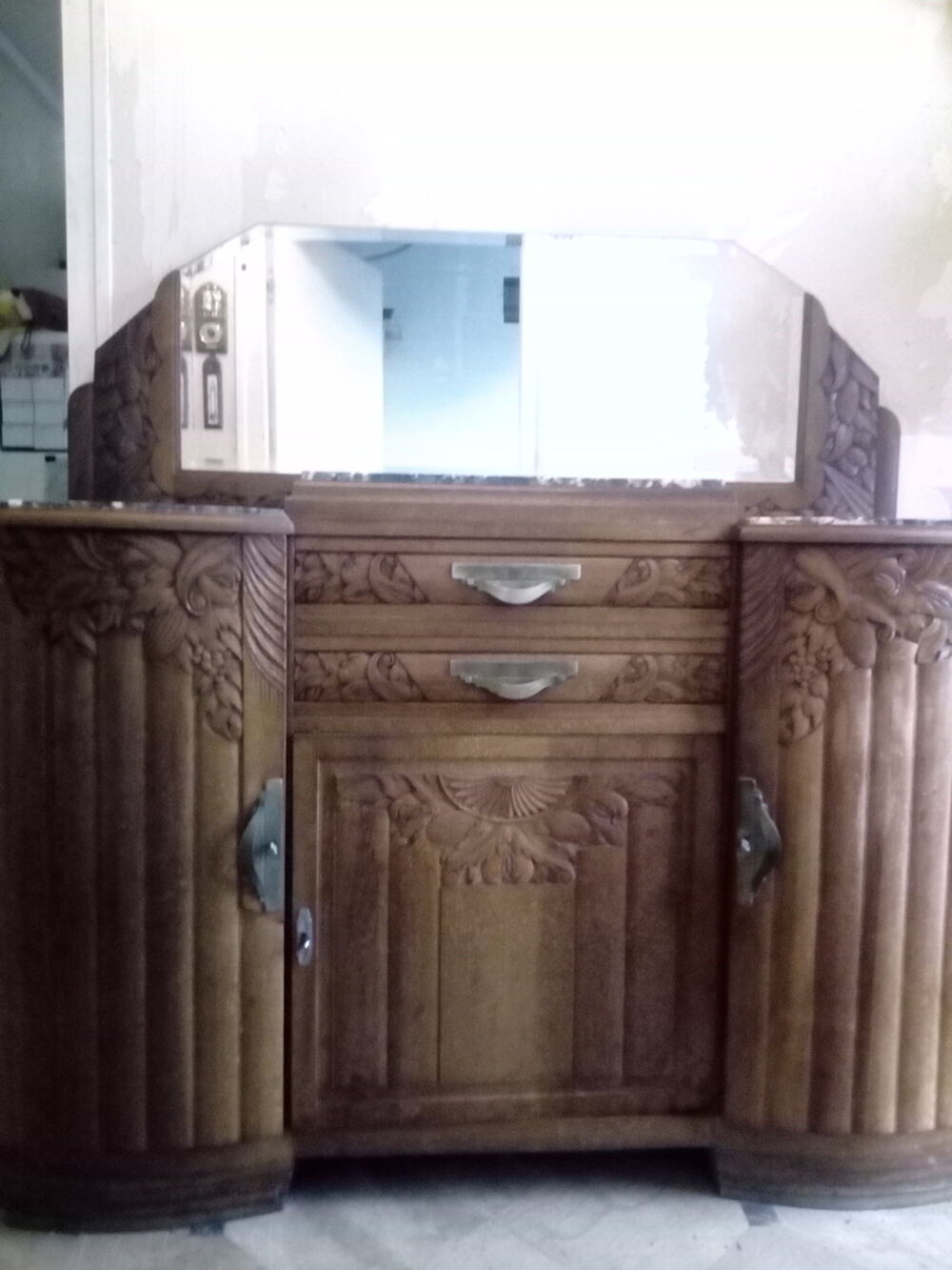 Buffet en bois avec miroir sculpt&eacute; et ballon d'eau chaude Meubles