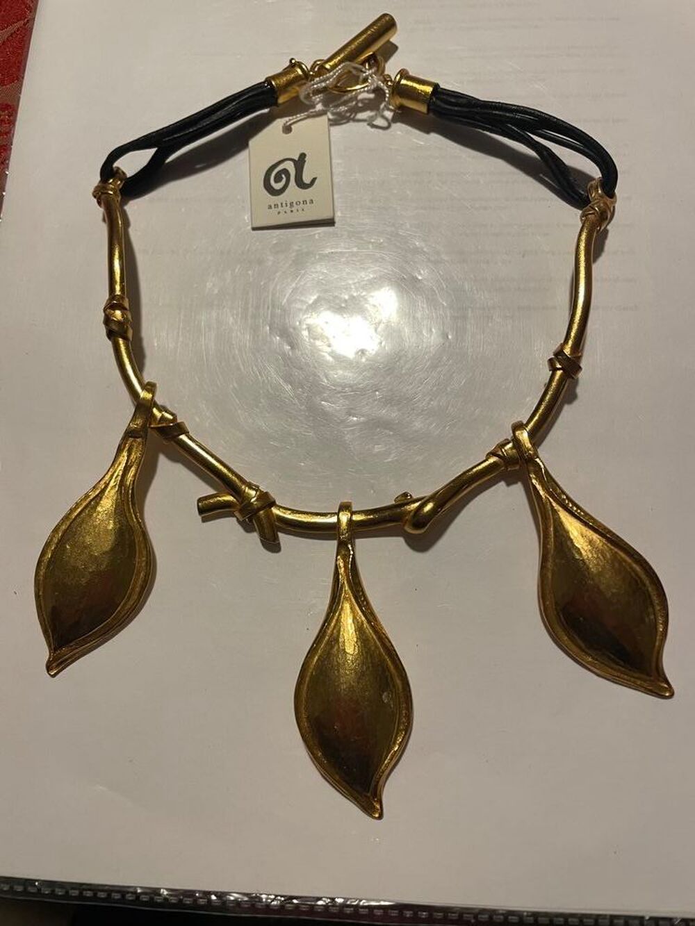 Collier semi-rigide dor&eacute; feuilles sur lacets ANTIGONA Bijoux et montres