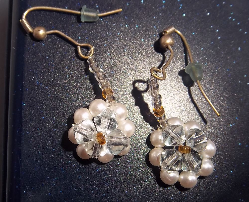Boucles d'oreilles fleurs perles Bijoux et montres