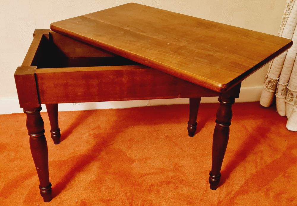 PETITE TABLE BASSE EN MERISIER
Meubles