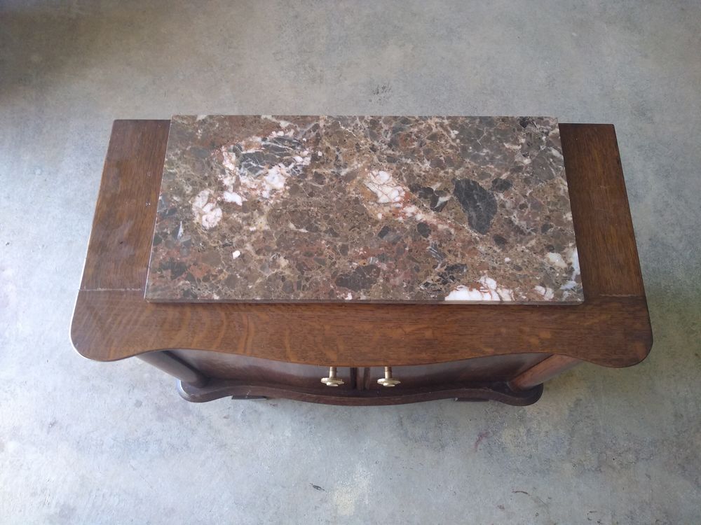 1 table de nuit en bois
Meubles