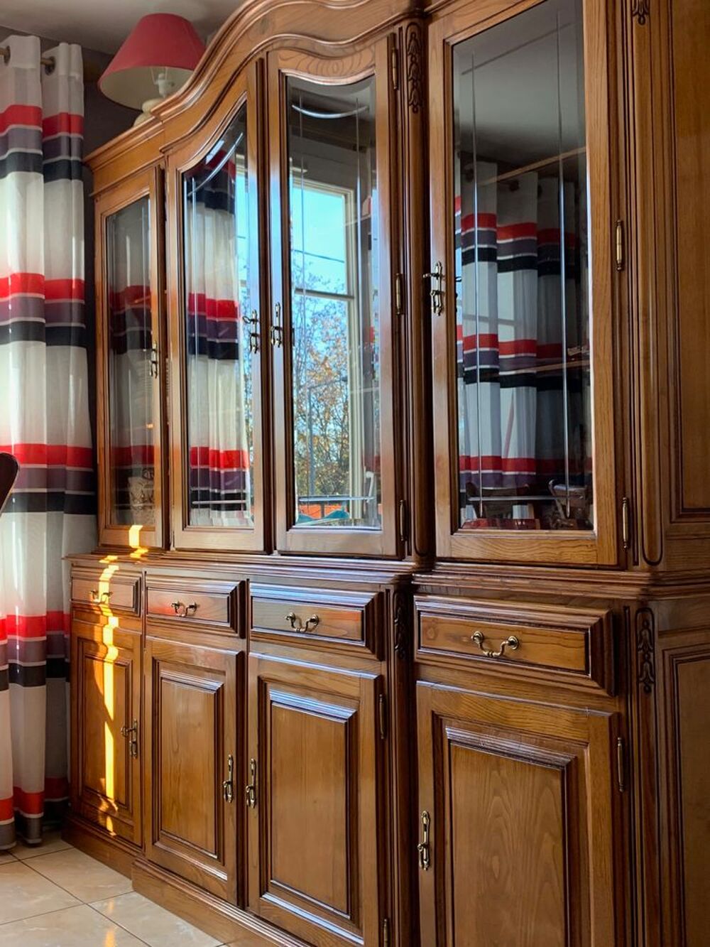 Vaisselier + table avec rallonge + 6 chaises Meubles