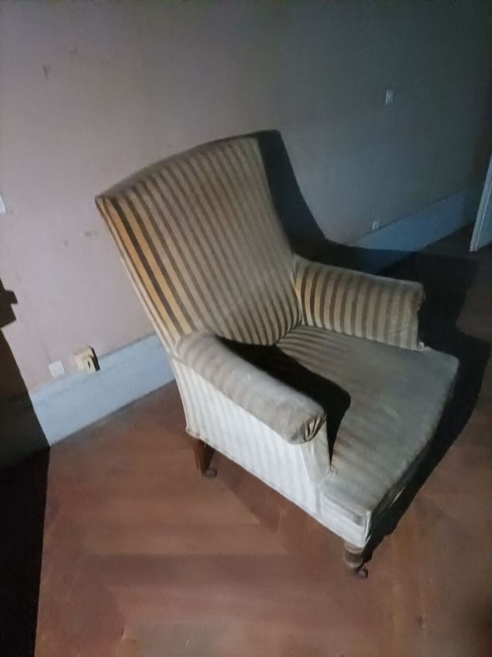 un fauteuil ancien. Meubles
