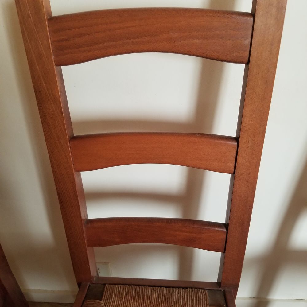 LOT DE 4 CHAISES DE FABRICATION ARTISANALE Meubles