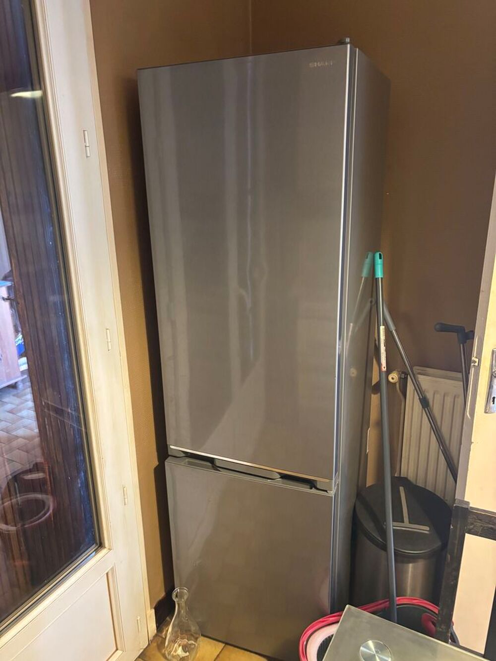 R&eacute;frig&eacute;rateur cong&eacute;lateur SHARP inox No Frost €" 270L, tr&egrave;s peu servi Electroménager