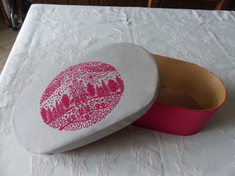 joli coffret en point de croix tr&egrave;s fin Décoration