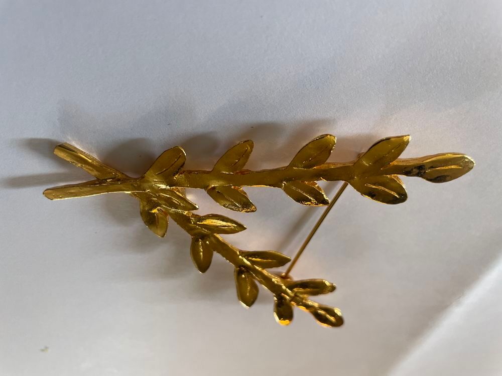 Broche dor&eacute;e feuille laurier en V Ines De La Fressange Bijoux et montres