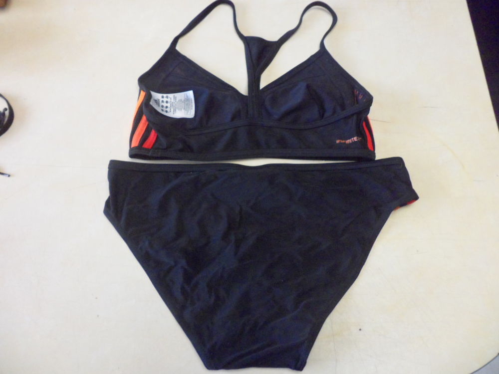 Maillot de bain Adidas 2 pi&egrave;ces authentique NEUF Vêtements