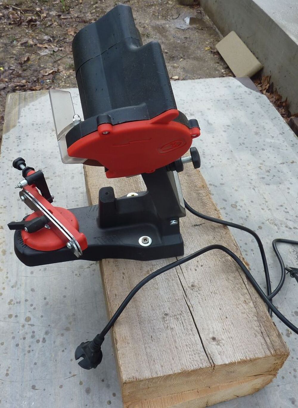 AFFUTEUSE ELECTRIQUE pour cha&icirc;ne de tron&ccedil;onneuse. Jardin