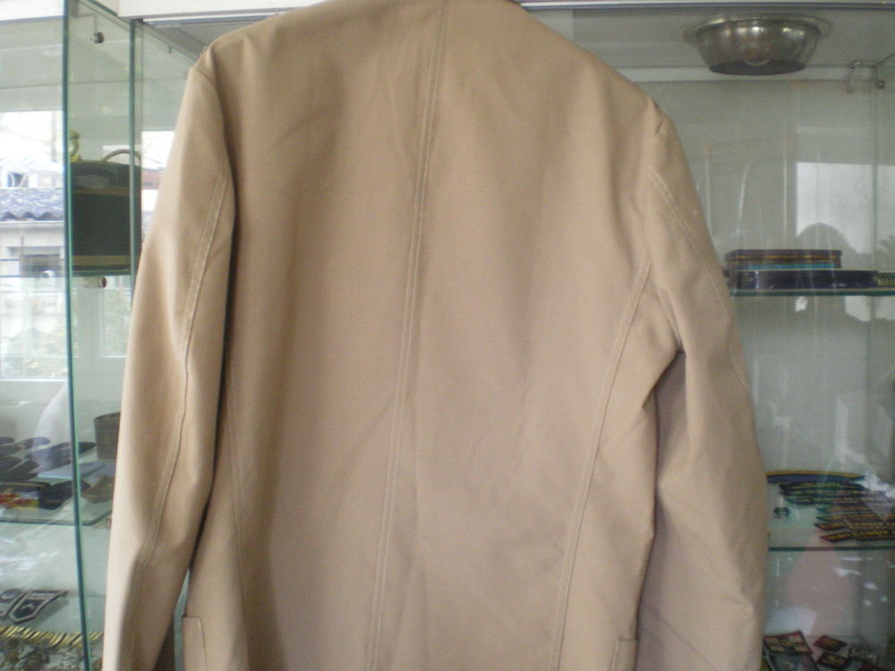 Veste de la marine kaki. 