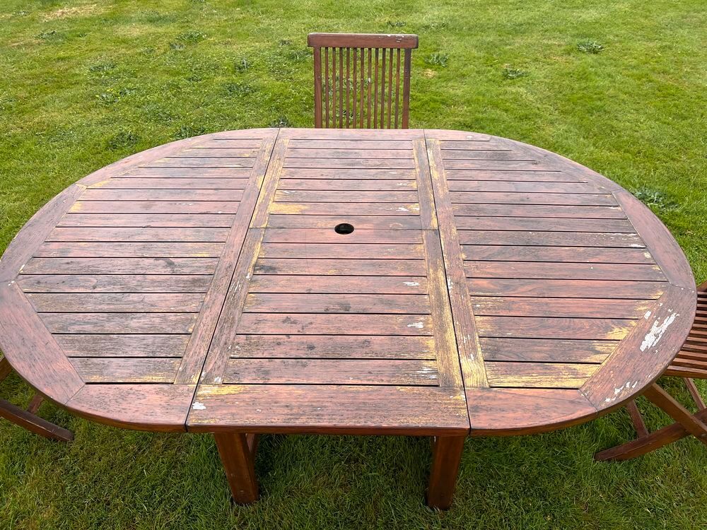 Table en TECK avec 4 chaises. Bois en parfait &eacute;tat Jardin
