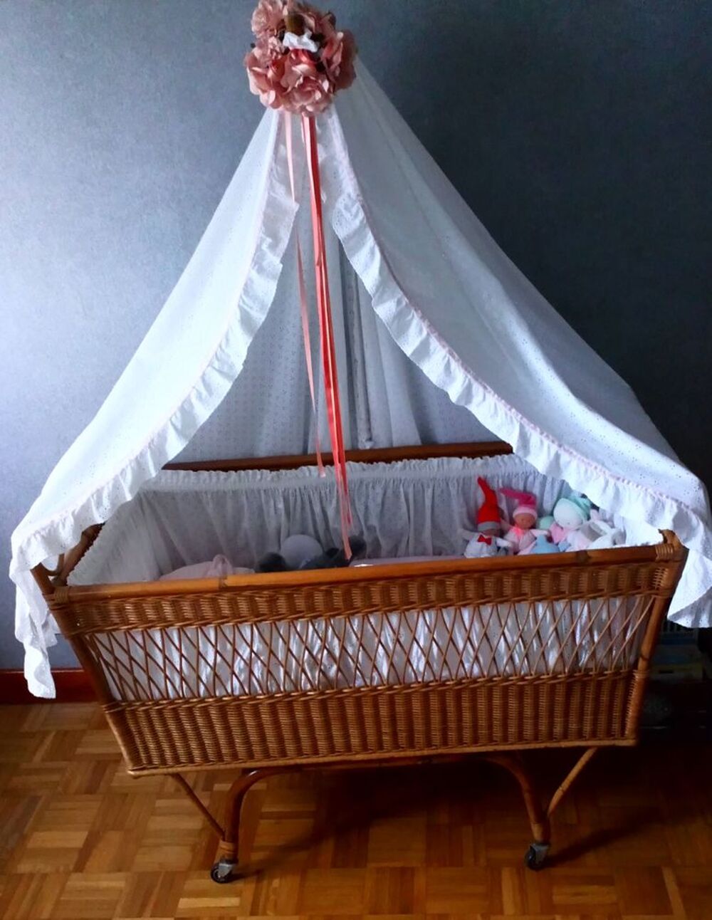 Berceau en rotin. Mobilier enfants