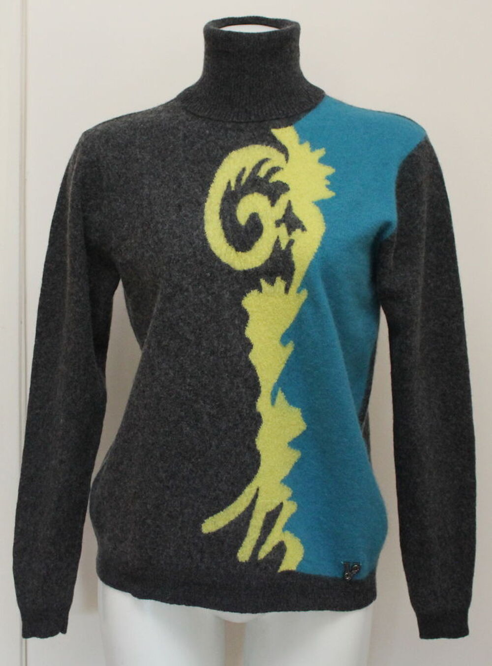 Pull gris et bleu VERSACE 
T.L soit 40/42 Fr Vêtements