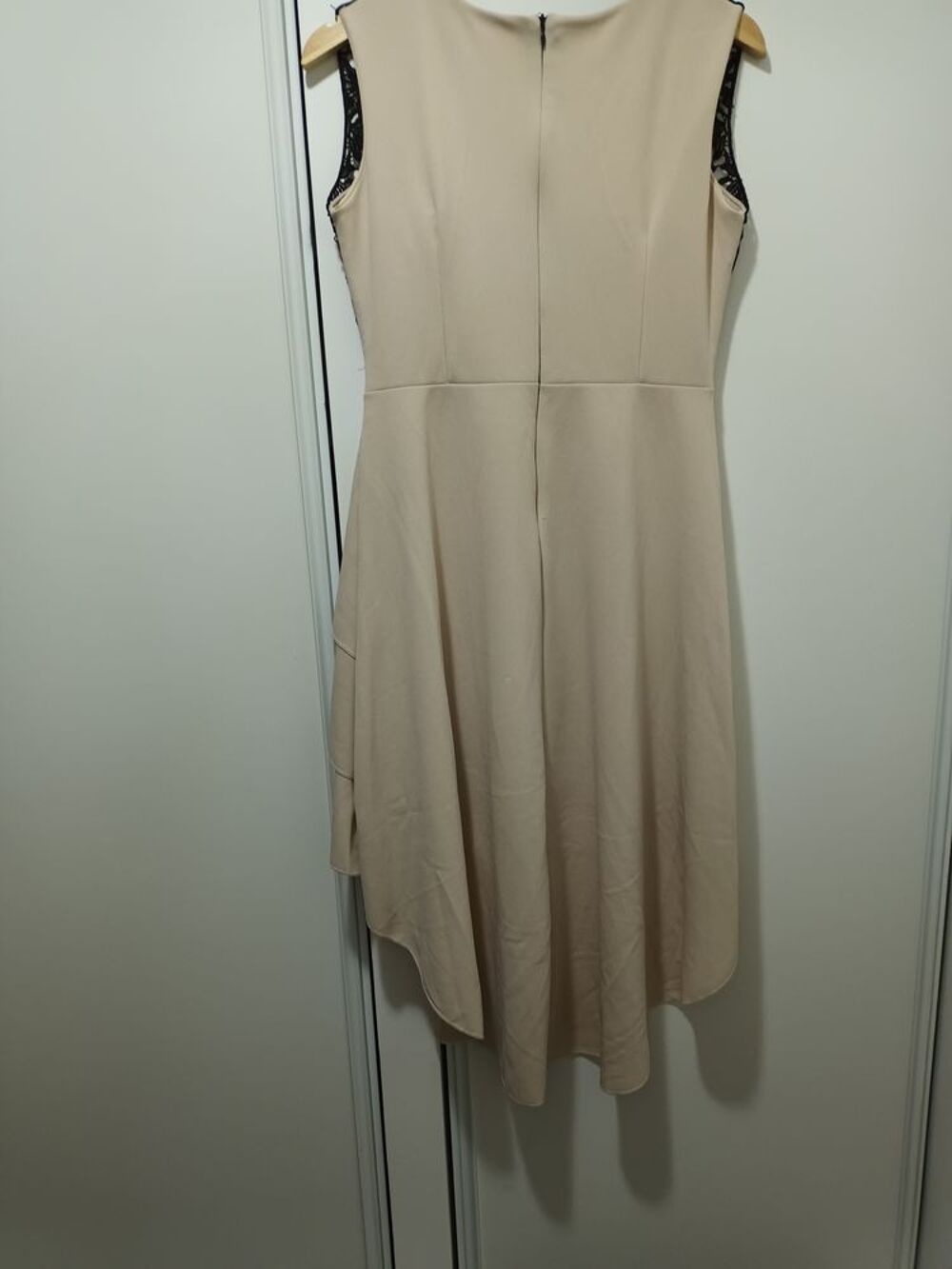 Robe beige NEUF avec dentelle noir Vtements