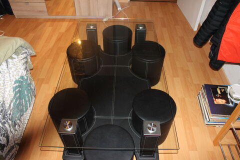 Table de salon en verre et ses 6 poufs en simili cuir noir. 30 Sa�ne (25)