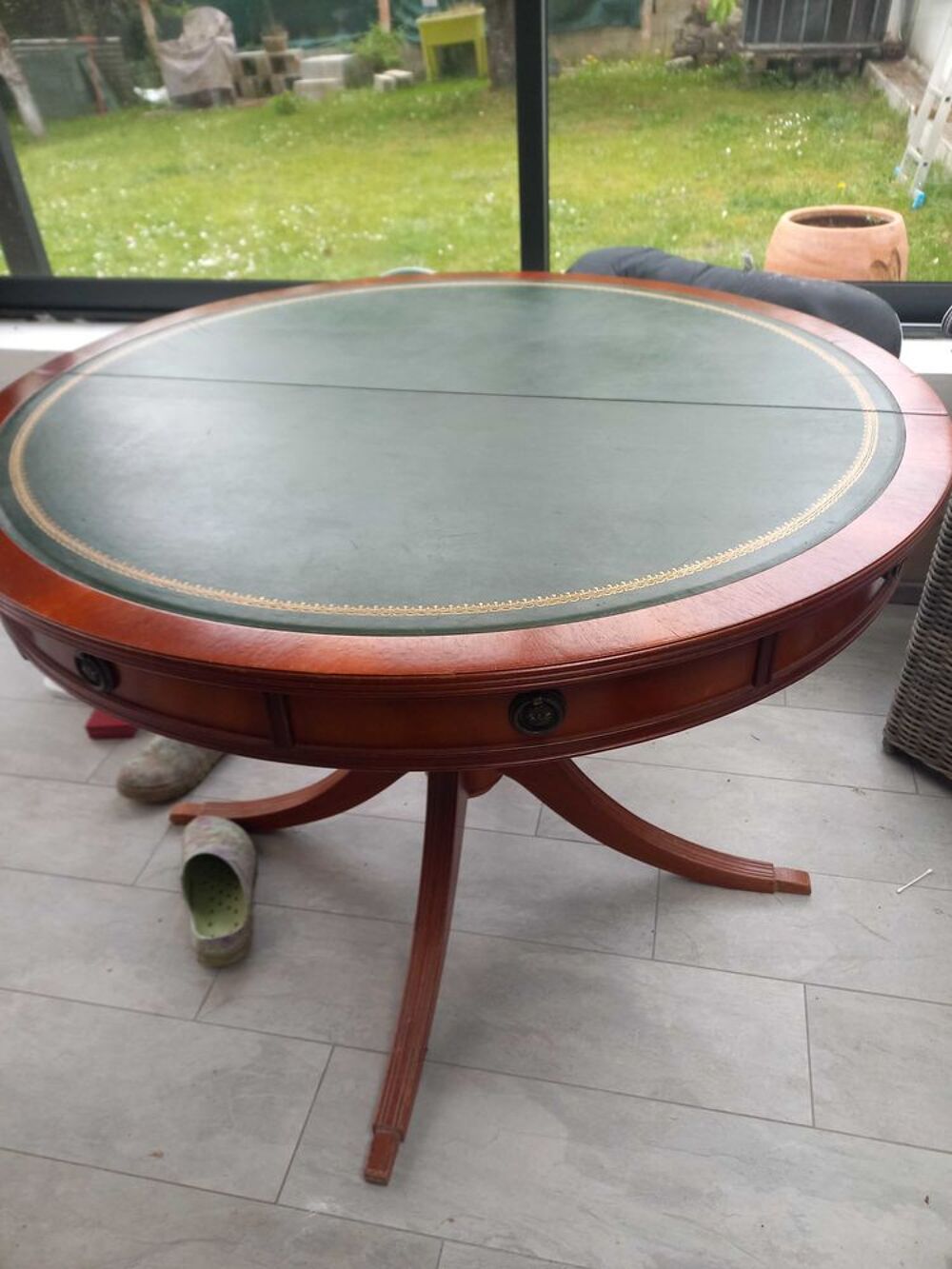 &agrave; vendre table ancienne avec dessus cuir vert Meubles