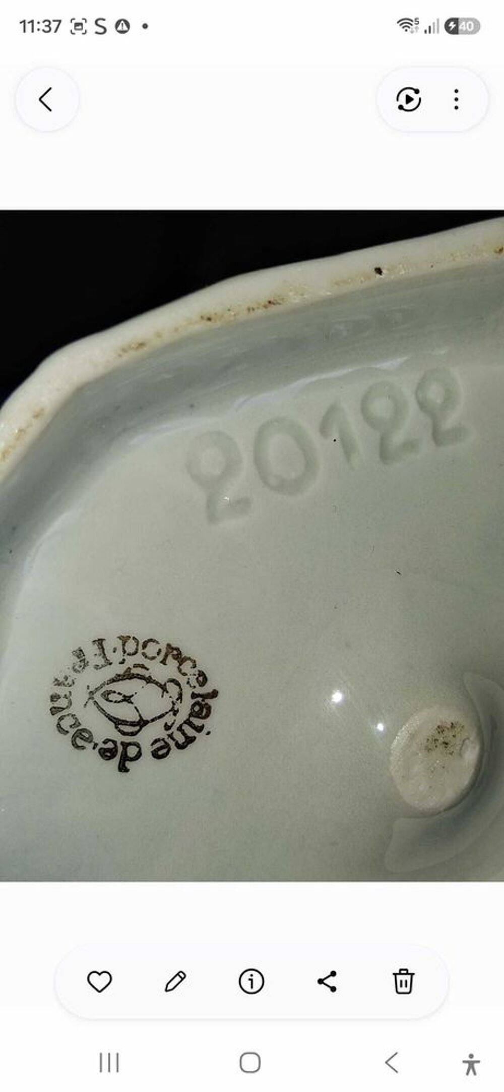 lot de bouteilles a eau ou a vin en porcelaine 