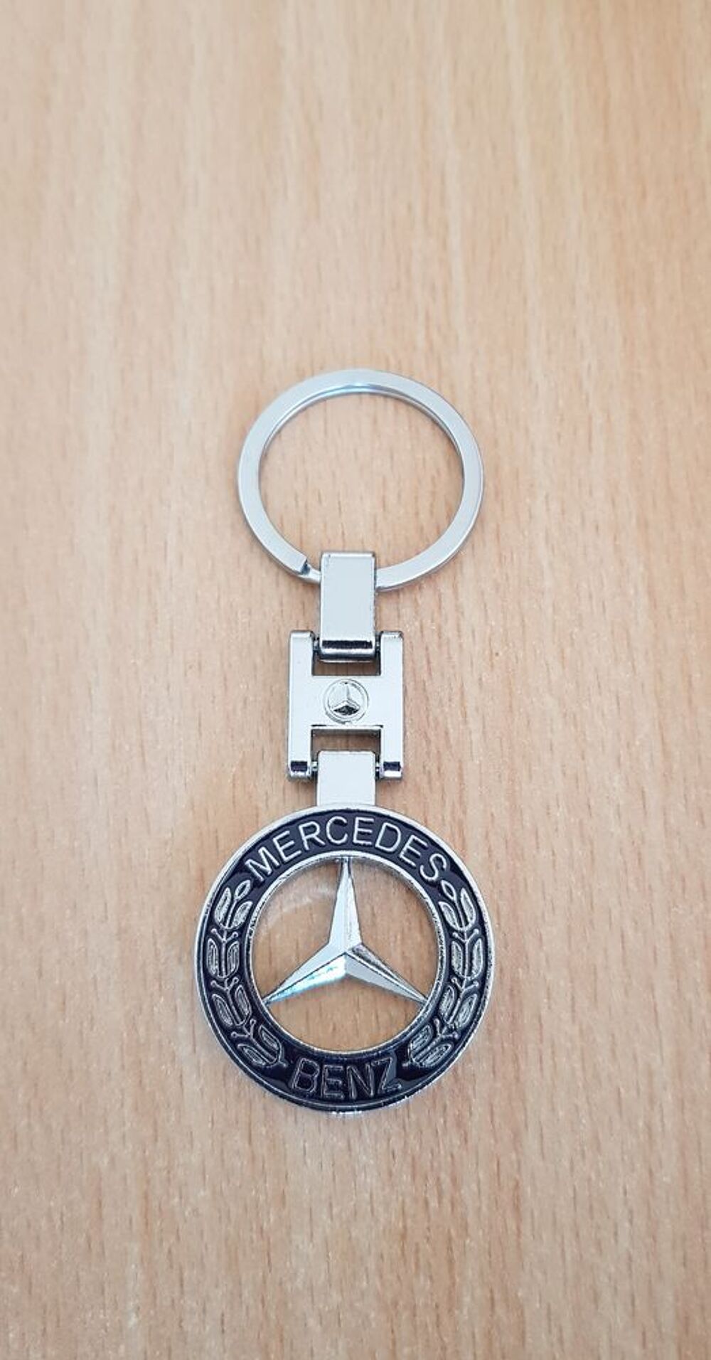 Porte cl&eacute; Mercedes Benz 
M&eacute;tal 
Longueur 9 cm 
Largeur 3 cm 