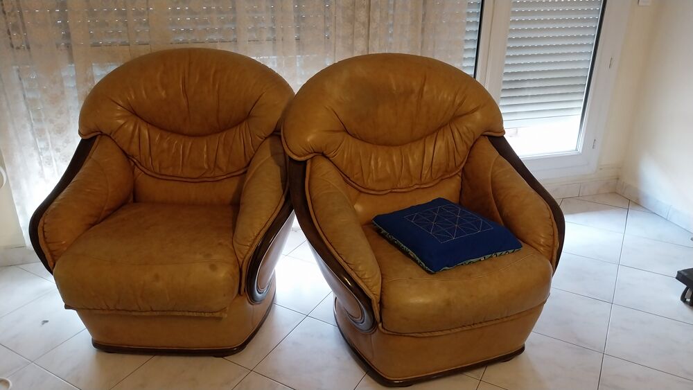DEUX FAUTEUILS EN CUIR VINTAGE Meubles