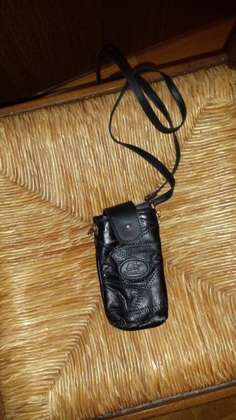 porte téléphone et cordon en cuir marron 0 Mérignies (59)