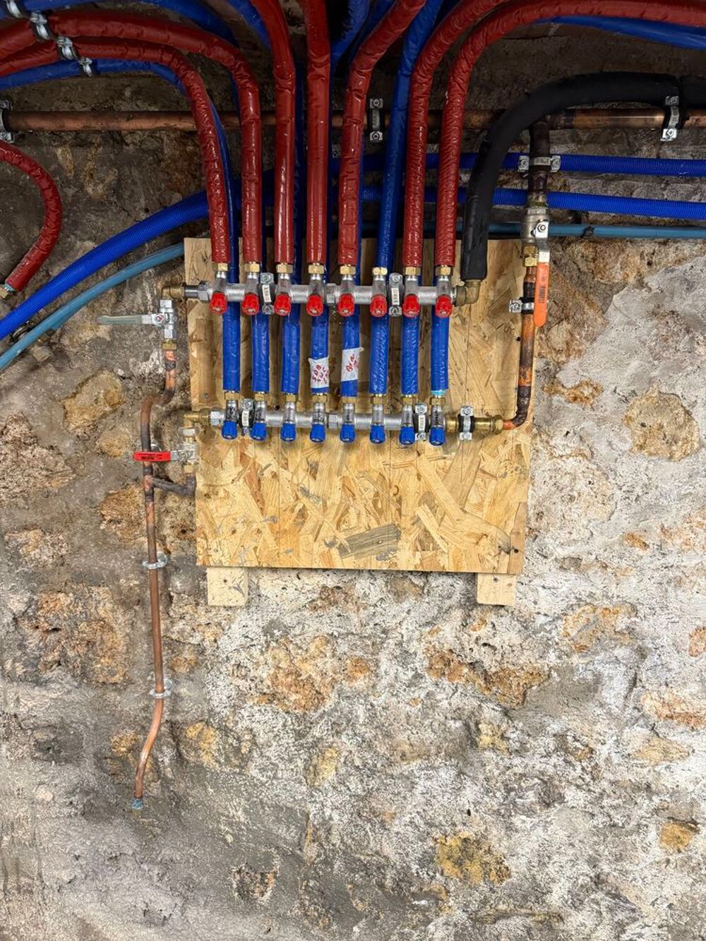   Peintre carreleur Plaquiste électricien menuisier plombier enduiseur isolation  