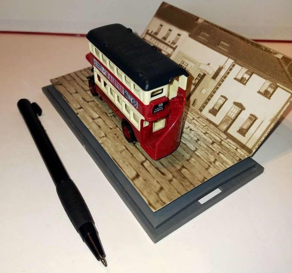 Bus miniature London transport sur socle vintage
Jeux / jouets