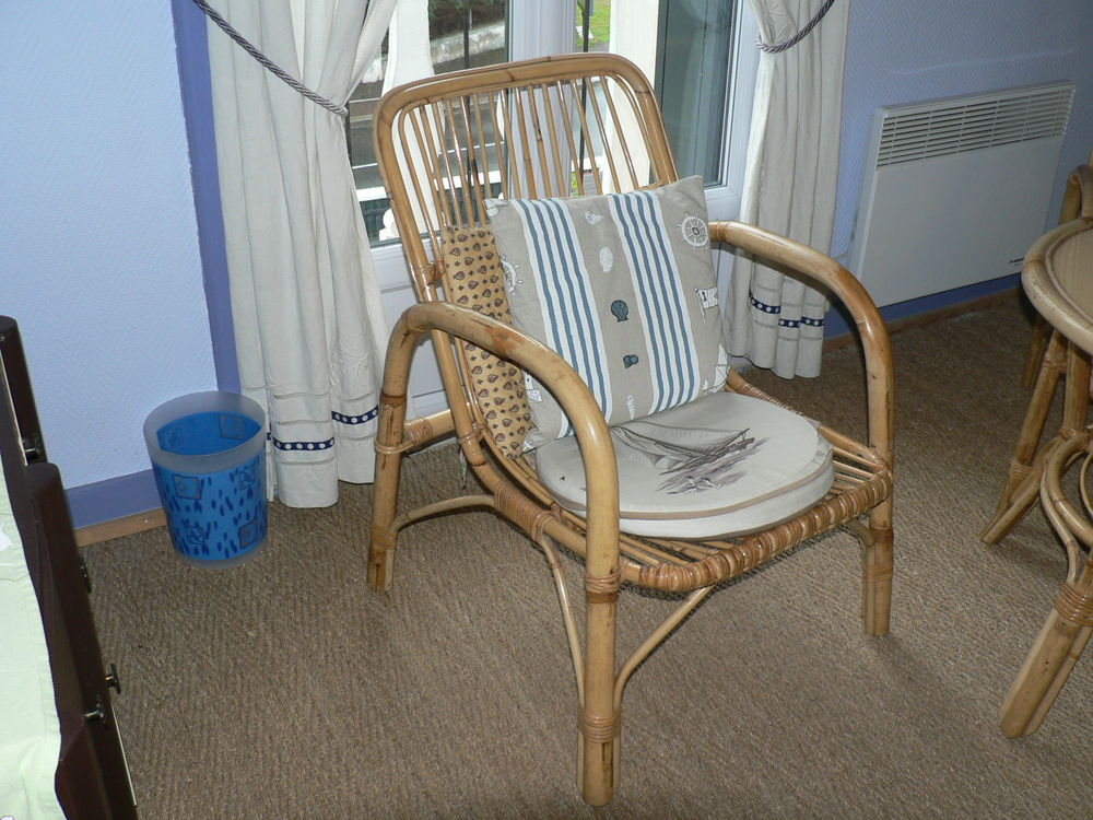  chaises et une table en rotin Meubles