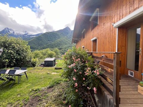   LA CHAPELLE Au coeur d'un charmant village, � proximit� des stations et des grands cols D�couvrez cette maison chaleureuse enti�rement r�nov�e en 2020 Elle offre une superficie de 114 m2 ainsi qu'un tr�s agr�able jardin clos avec un coin stationnement pri Maison - 5 pi�ce(s) - 114 m�