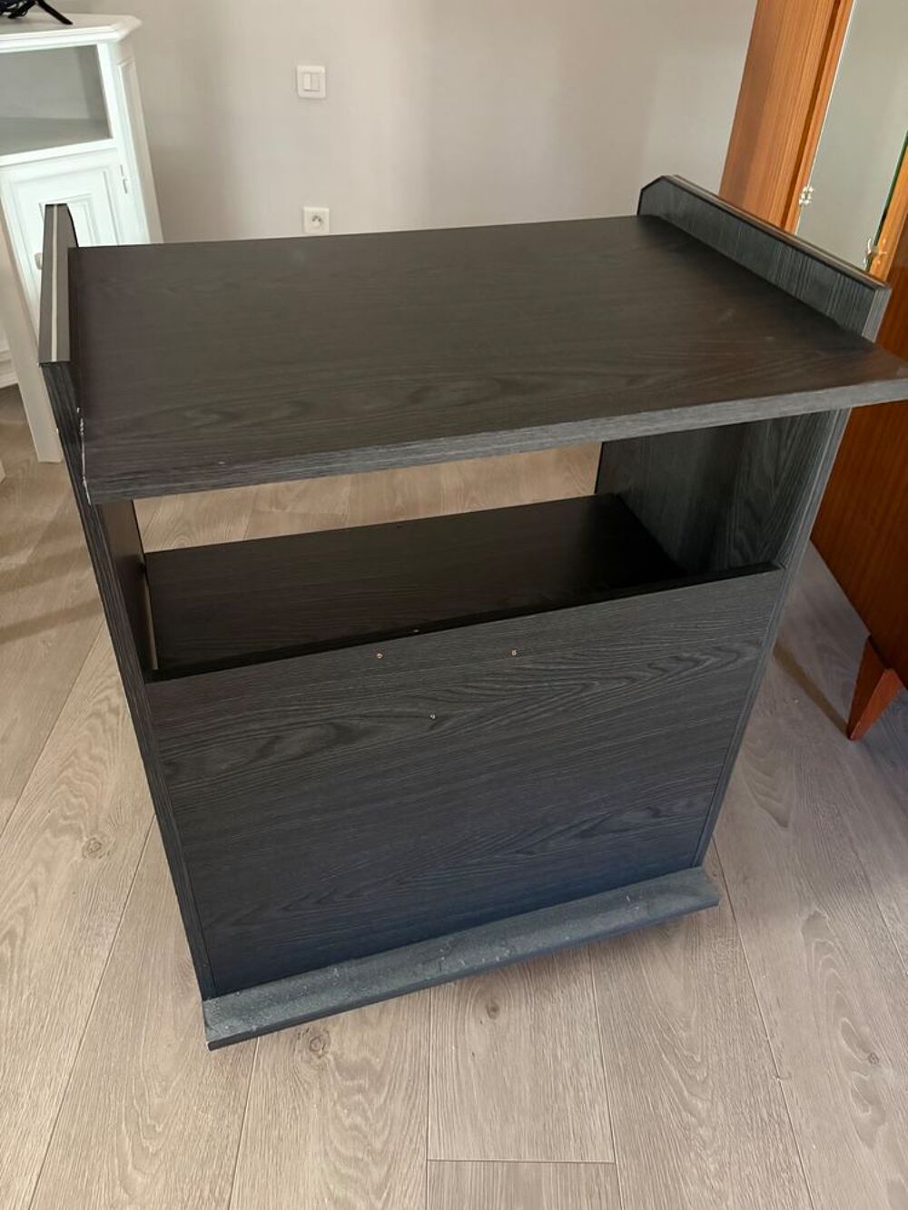 Meuble de rangement noir sur roulettes 
Meubles