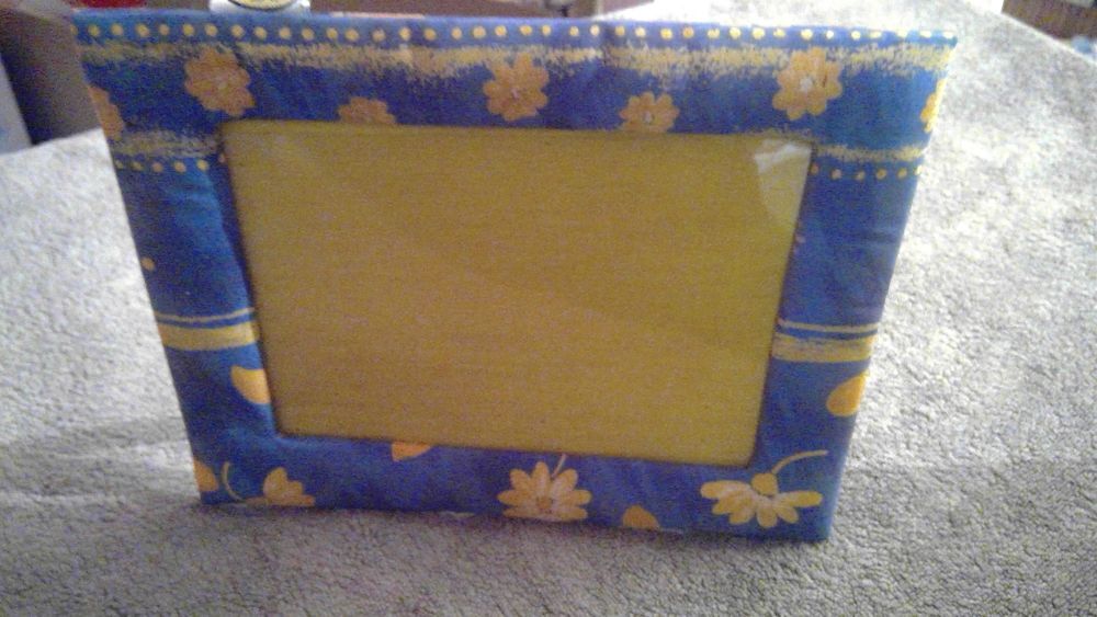 CADRE PHOTO BLEU ET JAUNE
23,5 CM X 18,5 CM
TISSUS
Décoration