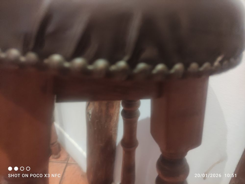 2 Tabourets pour Bar bois dessus simili cuir clout&eacute; Meubles
