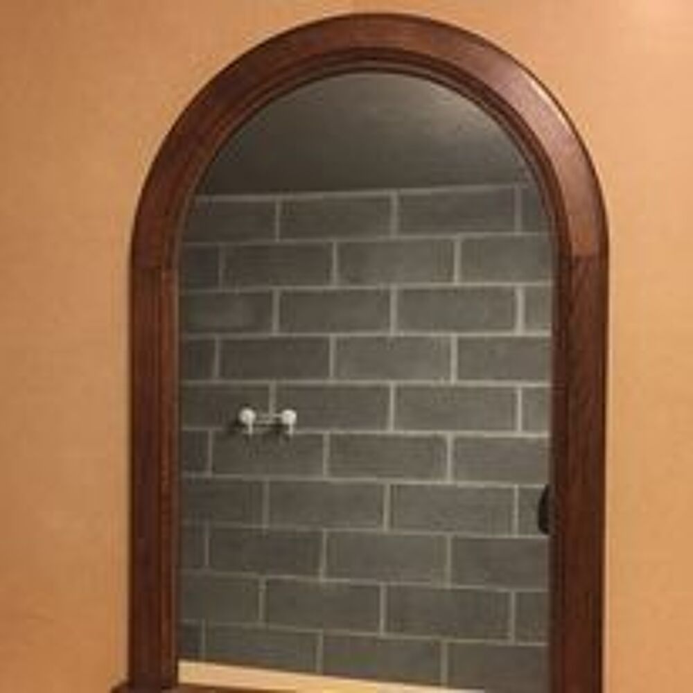 Miroir sur encadrement en ch&ecirc;ne fonc&eacute;
Meubles