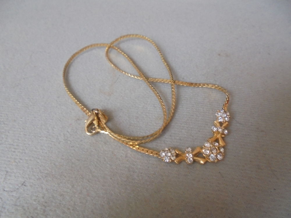 collier et trass , m&eacute;tal dor&eacute; et trass stranparentes, Bijoux et montres