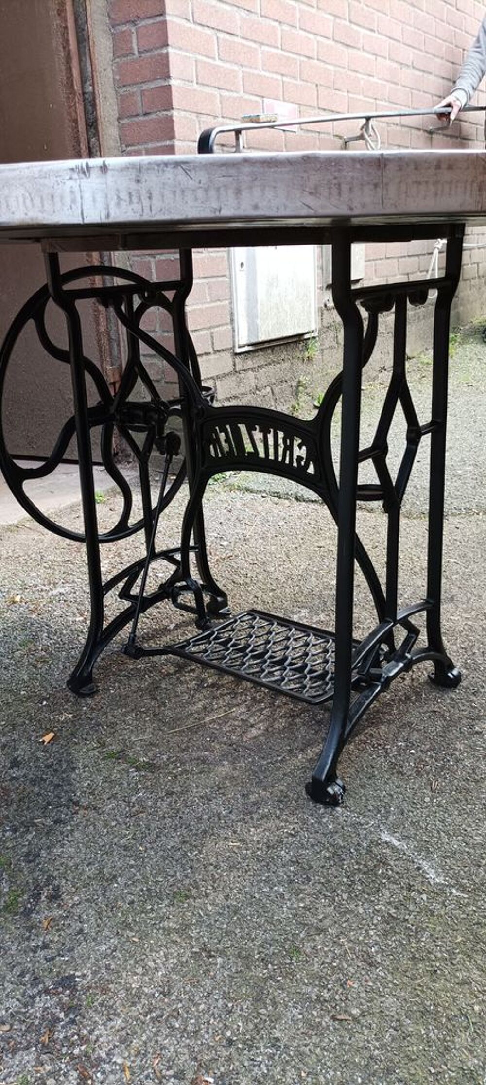 Table, ancienne machine &agrave; coudre et plateau de touret Meubles