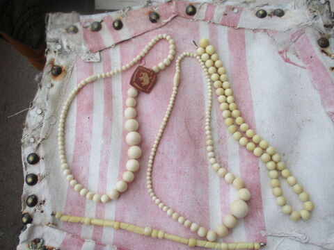 LOT DE 3 COLLIERS ANCIENS ET D UN BRACELET 350 Roanne (42)