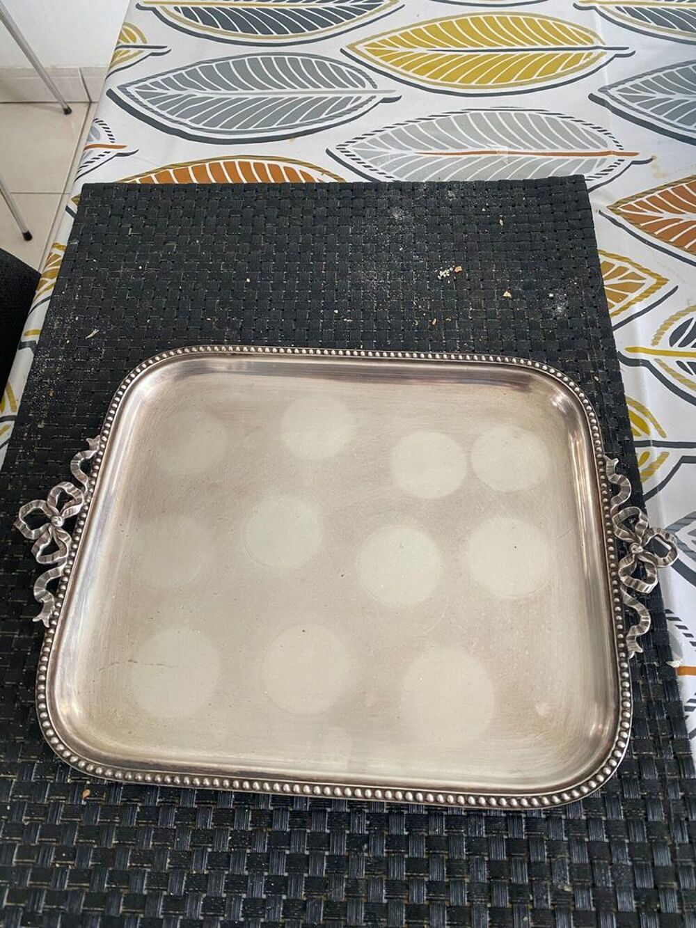 PLATEAU EN METAL ARGENTE ET SES 11 COUPELLES Décoration