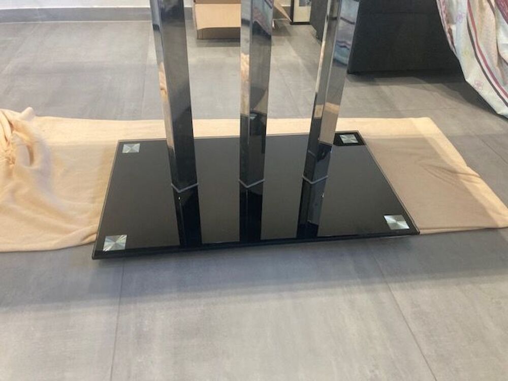 Table en verre noir, Meubles