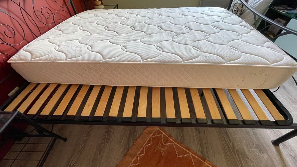 Ensemble lit / matelas et chevet + linges de maison Meubles