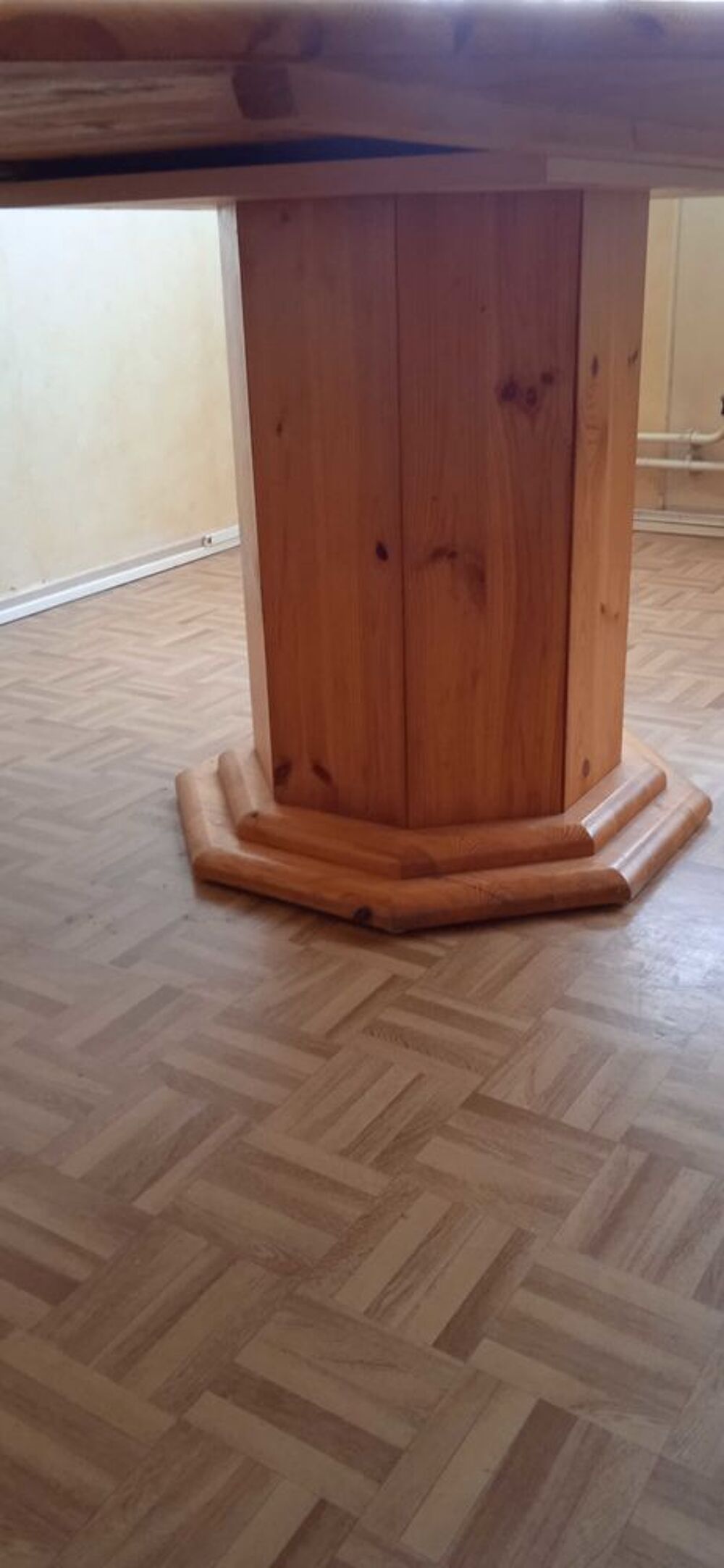 Table bois octogonale d&eacute;montable capacit&eacute;s 6 personnes longueur du plateau 145cm largeur 105 cm hauteur du pied 80cm Meubles