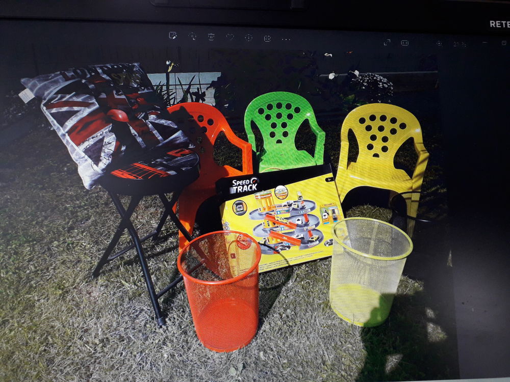 TBE DIVERS ARTICLES P/ENFANTS Ptites chaises, poubelles, etc Jeux / jouets